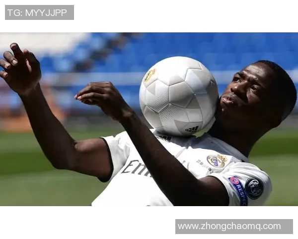 维尼修斯与模特女友甜蜜合影重修旧好感情升温引发热议